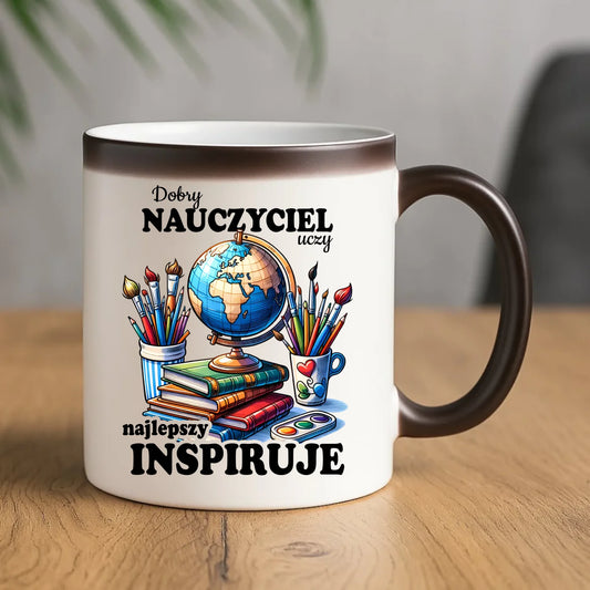 Kubek magiczny dla nauczyciela - Dobry nauczyciel uczy najlepszy inspiruje N72 - StoryCups.pl
