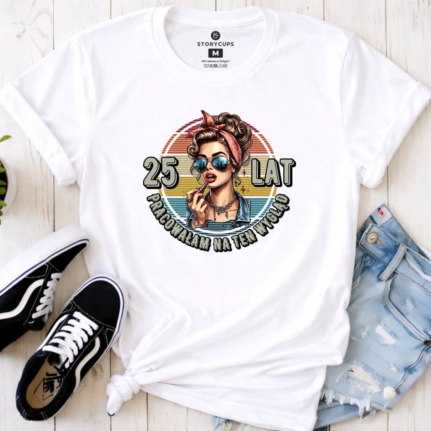 Pracowałam na ten wygląd personalizacja | Koszulka damska prezent na urodziny U15 - StoryCups.pl