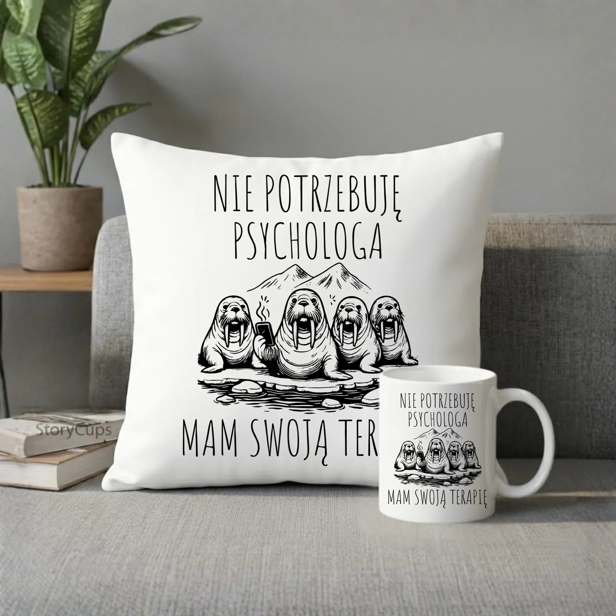Zestaw prezentowy poduszka dekoracyjna i kubek ceramiczny z nadrukiem - setki pomysłów od StoryCups.pl