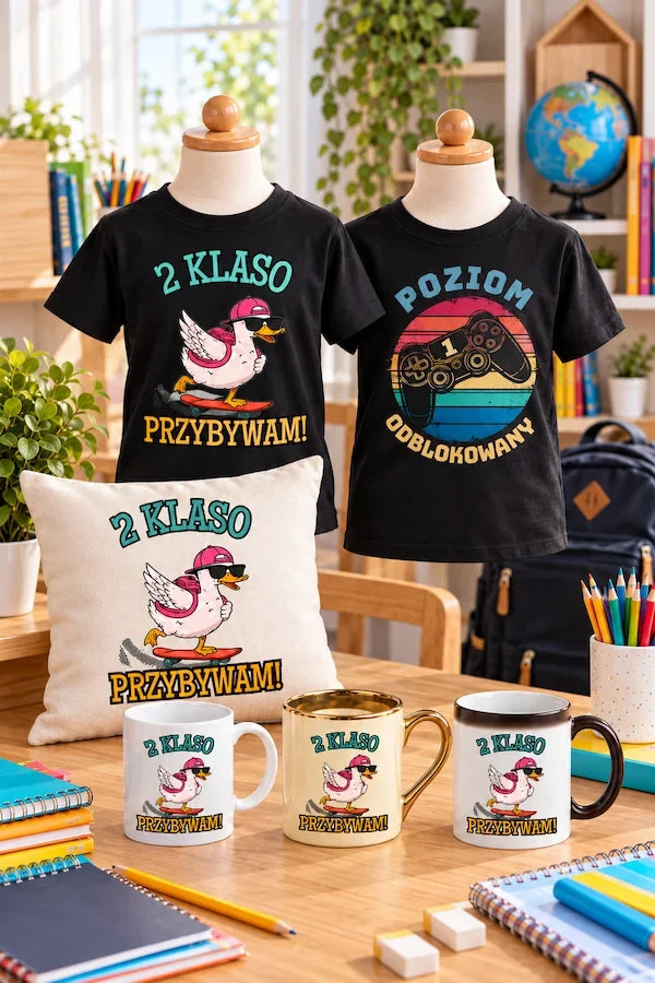 Koszulki dziecięce, kubki i poduszka z personalizacją klasy – kolekcja Witaj szkoło na rozpoczęcie roku szkolnego