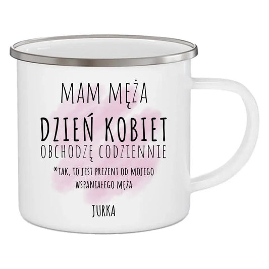 Emaliowany kubek dla żony MAM MĘŻA DZIEŃ KOBIET OBCHODZĘ CODZIENNIE Ż01 - storycups.pl