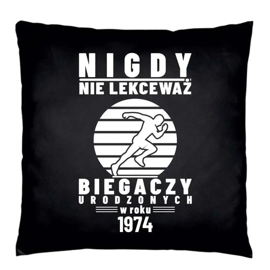 Czarna poduszka dla biegacza NIGDY NIE LEKCEWAŻ BIEGACZY URODZONYCH W ROKU HZ03 - storycups.pl