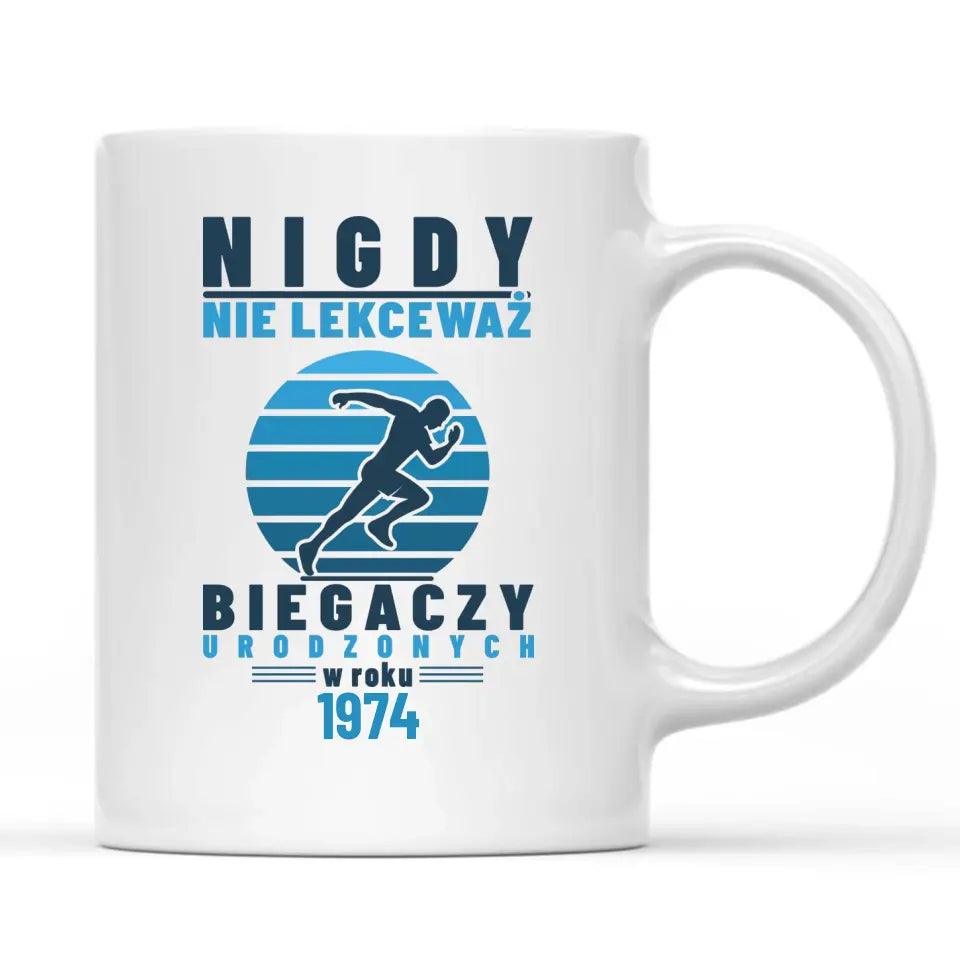 Kubek dla biegacza Nigdy nie lekceważ biegaczy urodzonych w roku HZ03 - storycups.pl