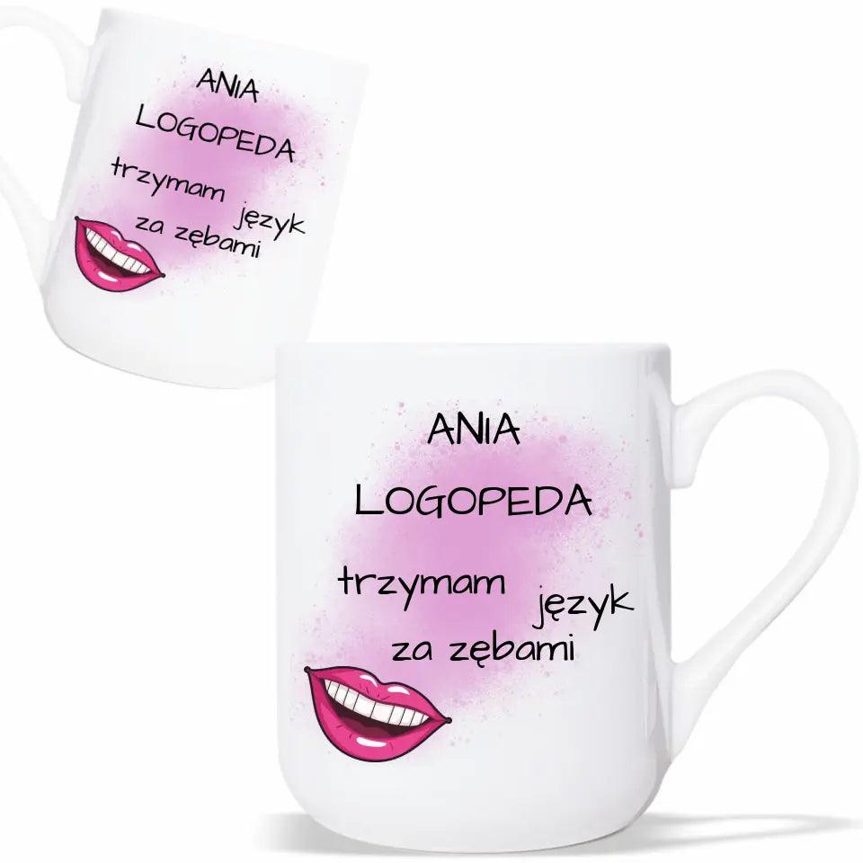 Kubek z imieniem dla logopedy TRZYMAM JĘZYK ZA ZĘBAMI prezent dla nauczyciela, podziękowanie na zakończenie roku szkolnego - storycups.pl