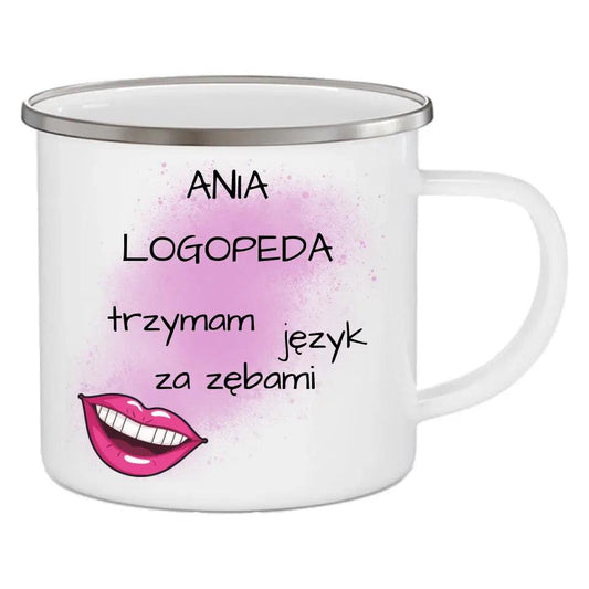Emaliowany kubek z imieniem dla logopedy TRZYMAM JĘZYK ZA ZĘBAMI prezent dla nauczyciela, podziękowanie na zakończenie roku szkolnego - storycups.pl