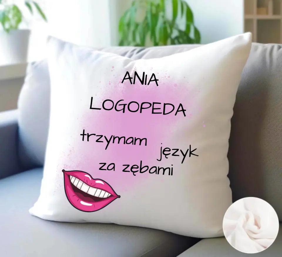 Poduszka z imieniem dla logopedy TRZYMAM JĘZYK ZA ZĘBAMI N24 - storycups.pl