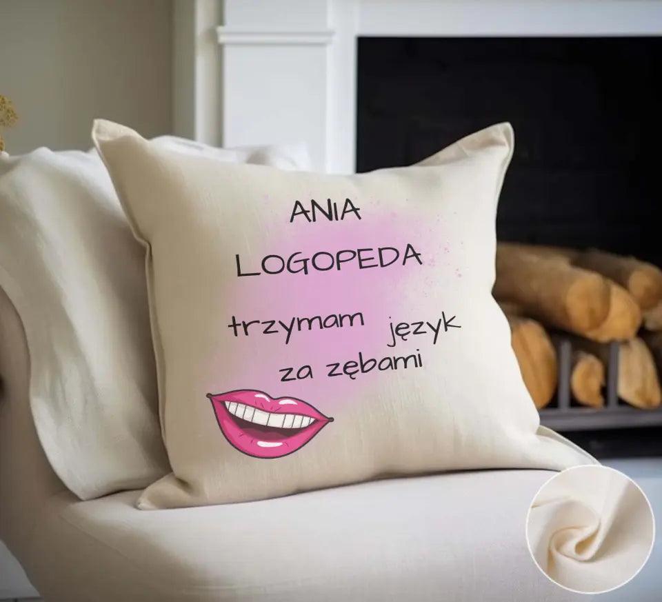 Poduszka z imieniem dla logopedy TRZYMAM JĘZYK ZA ZĘBAMI N24 - storycups.pl