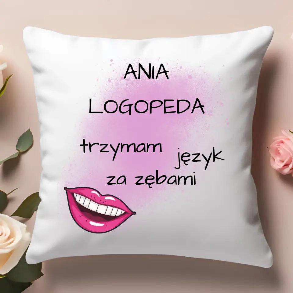 Poduszka z imieniem dla logopedy TRZYMAM JĘZYK ZA ZĘBAMI N24 - storycups.pl