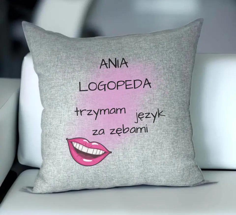 Poduszka z imieniem dla logopedy TRZYMAM JĘZYK ZA ZĘBAMI N24 - storycups.pl