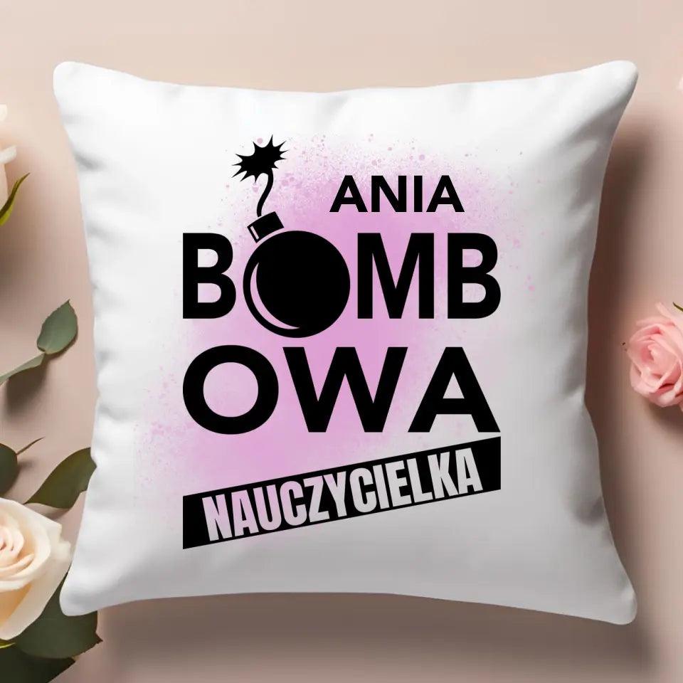 Poduszka z imieniem dla nauczycielki BOMBOWA NAUCZYCIELKA N25 - storycups.pl