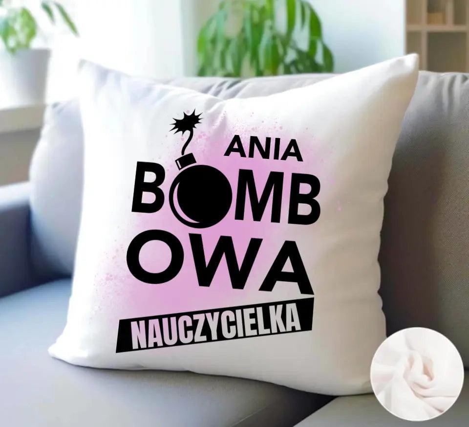 Poduszka z imieniem dla nauczycielki BOMBOWA NAUCZYCIELKA N25 - storycups.pl