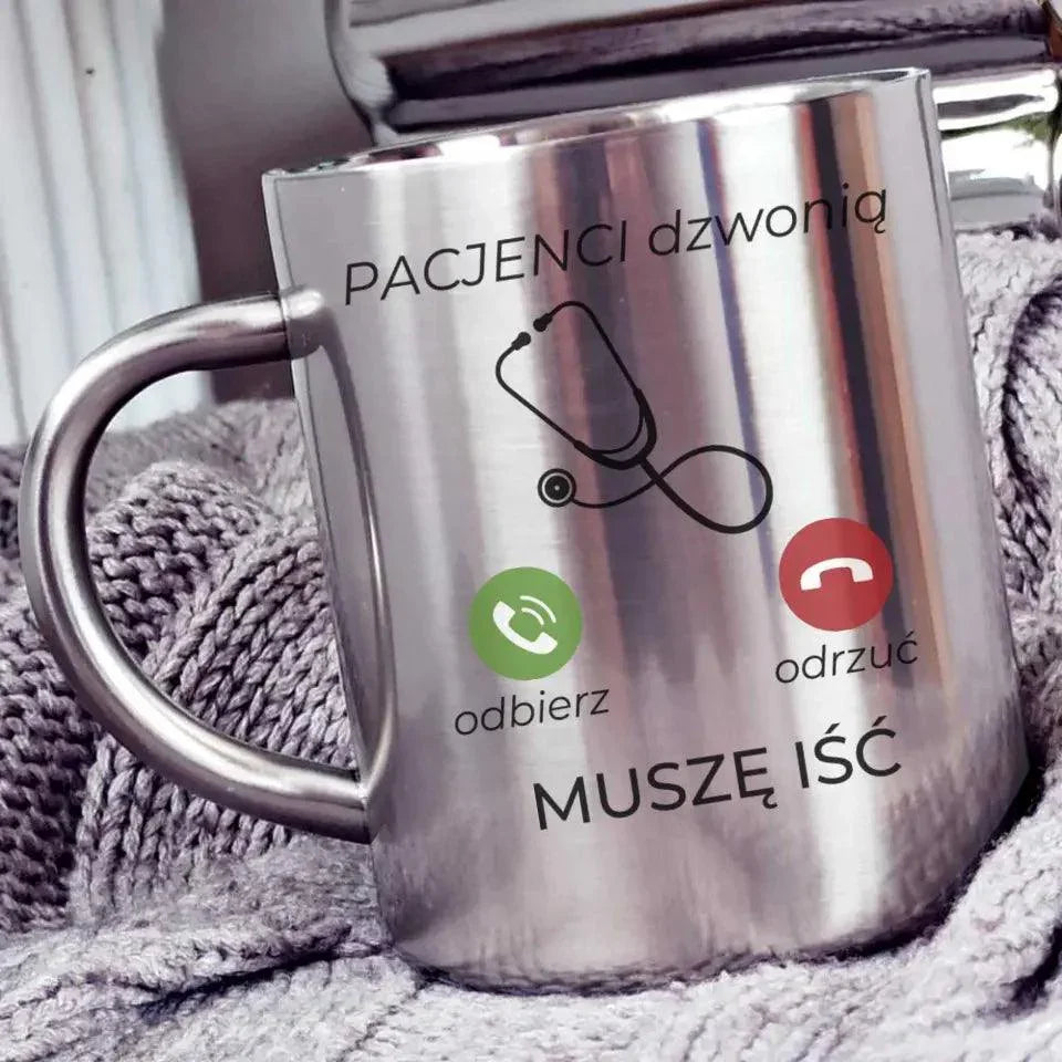 Metalowy kubek lekarza MUSZĘ IŚĆ PACJENCI DZWONIĄ L06 - StoryCups.pl