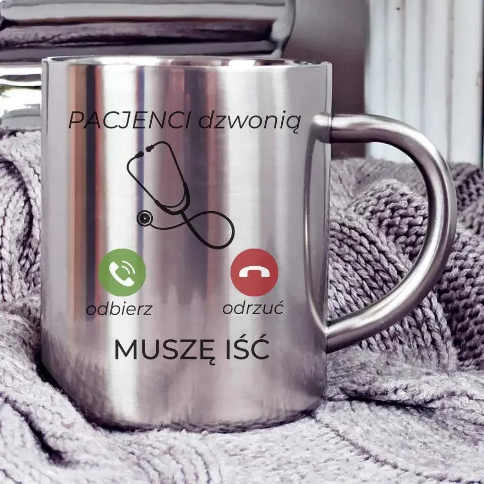 Metalowy kubek lekarza MUSZĘ IŚĆ PACJENCI DZWONIĄ L06 - StoryCups.pl