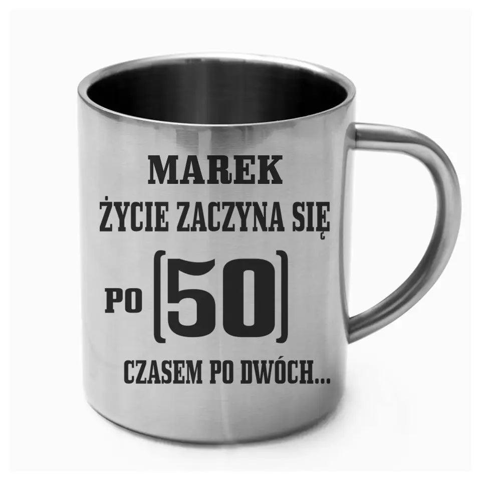 Metalowy kubek na urodziny ŻYCIE ZACZYNA SIĘ PO 50 U12 - storycups.pl