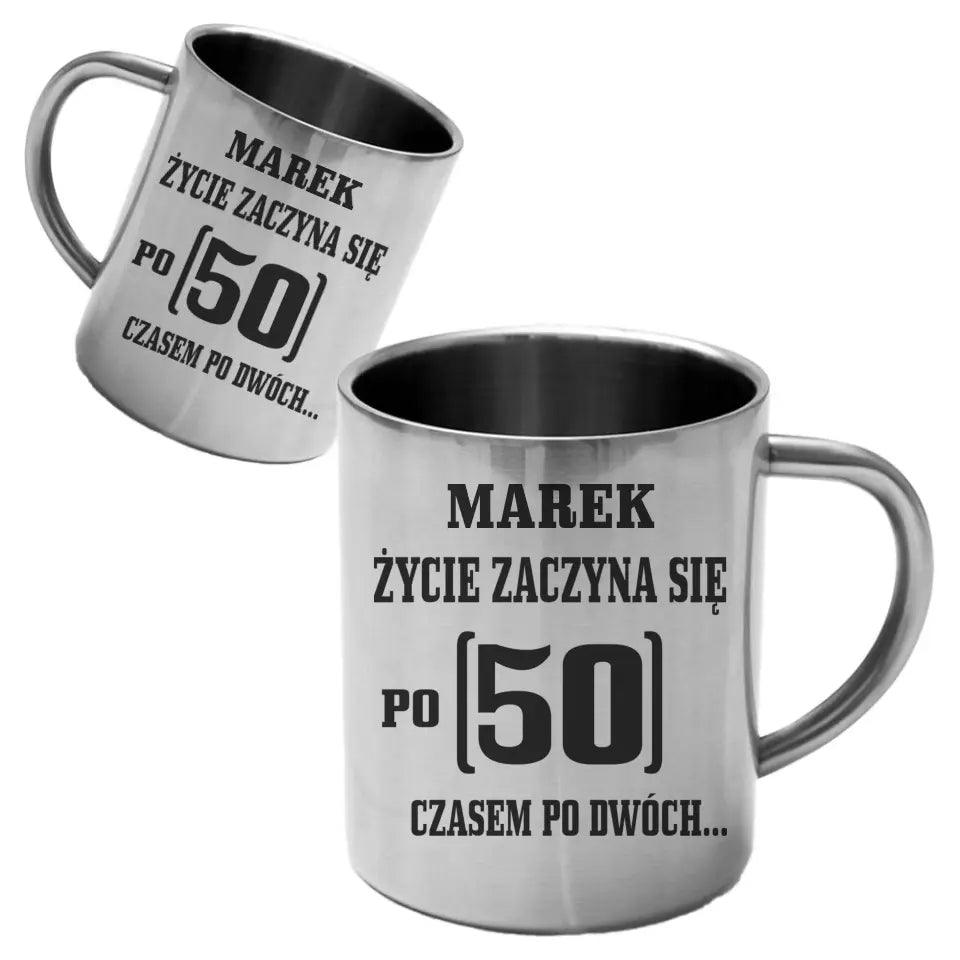 Metalowy kubek na urodziny ŻYCIE ZACZYNA SIĘ PO 50 U12 - storycups.pl