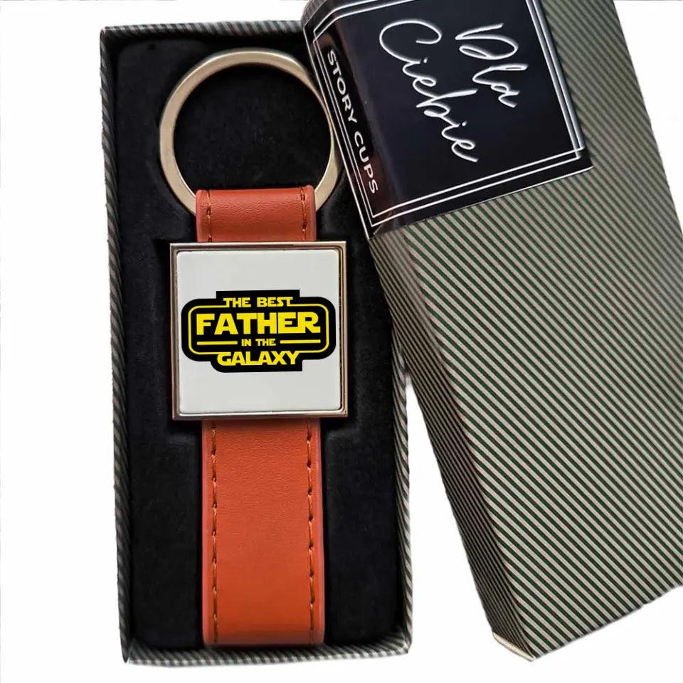 Brelok dla taty na prezent THE BEST FATHER IN THE GALAXY - storycups.pl