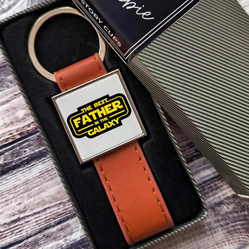 Brelok dla taty na prezent THE BEST FATHER IN THE GALAXY - storycups.pl