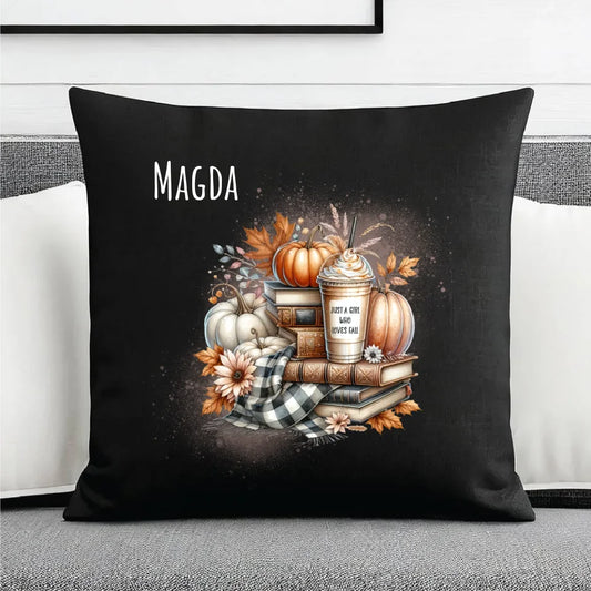 Just a girl who loves fall | Personalizowana poduszka dekoracyjna dla jesieniary