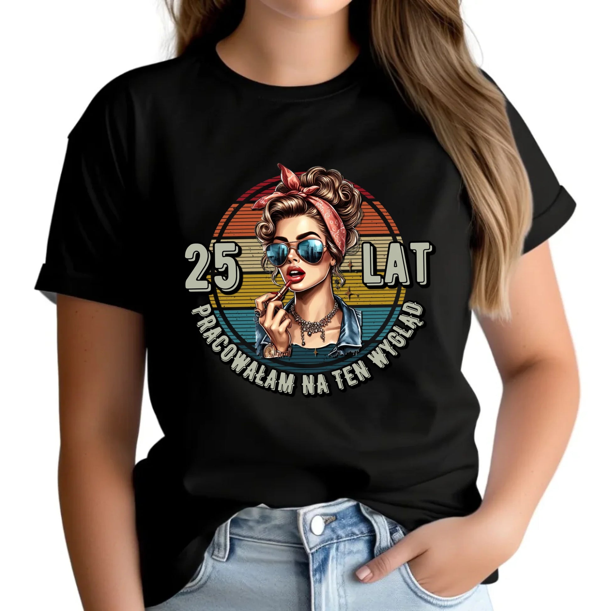 Pracowałam na ten wygląd personalizacja | Koszulka damska prezent na urodziny U15 - StoryCups.pl