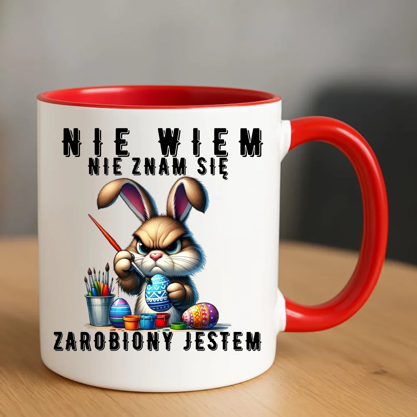 Czerwony kubek wielkanocny prezent na WIELKANOC