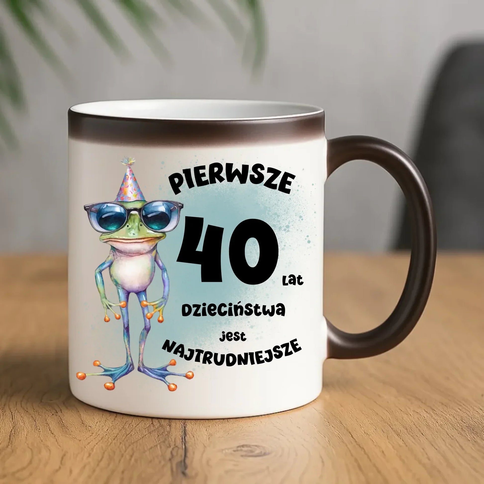 Pierwsze 40 lat dzieciństwa jest najtrudniejsze | Personalizowany kubek na urodziny U20 - StoryCups.pl
