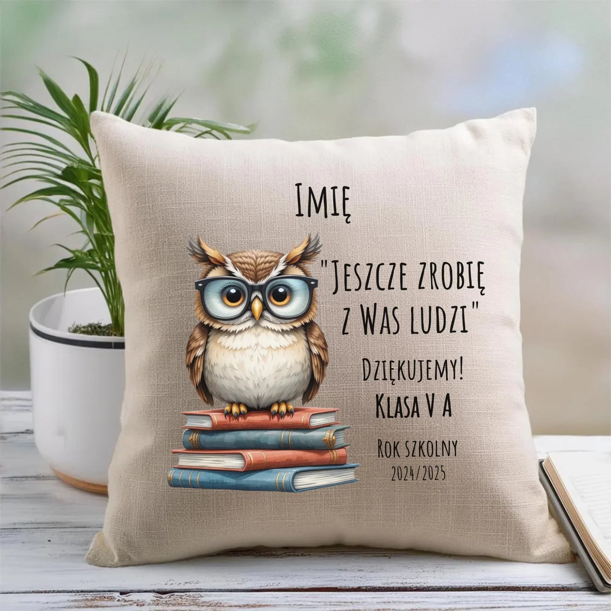 Jeszcze zrobię z Was ludzi | Poduszka dla nauczyciela na prezent N01 - StoryCups.pl