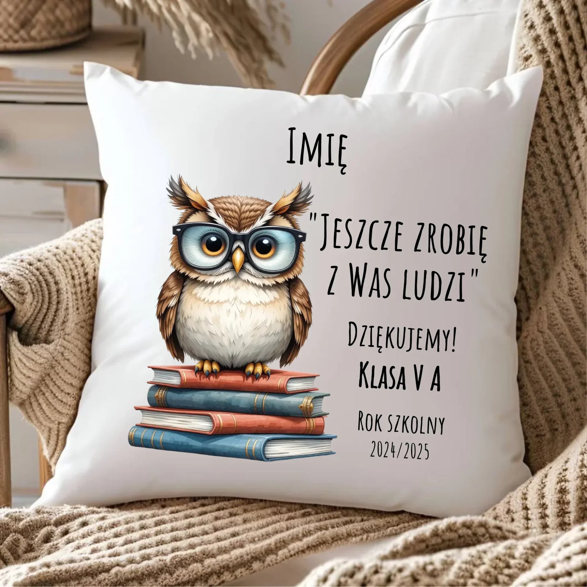 Jeszcze zrobię z Was ludzi | Poduszka dla nauczyciela na prezent N01 - StoryCups.pl