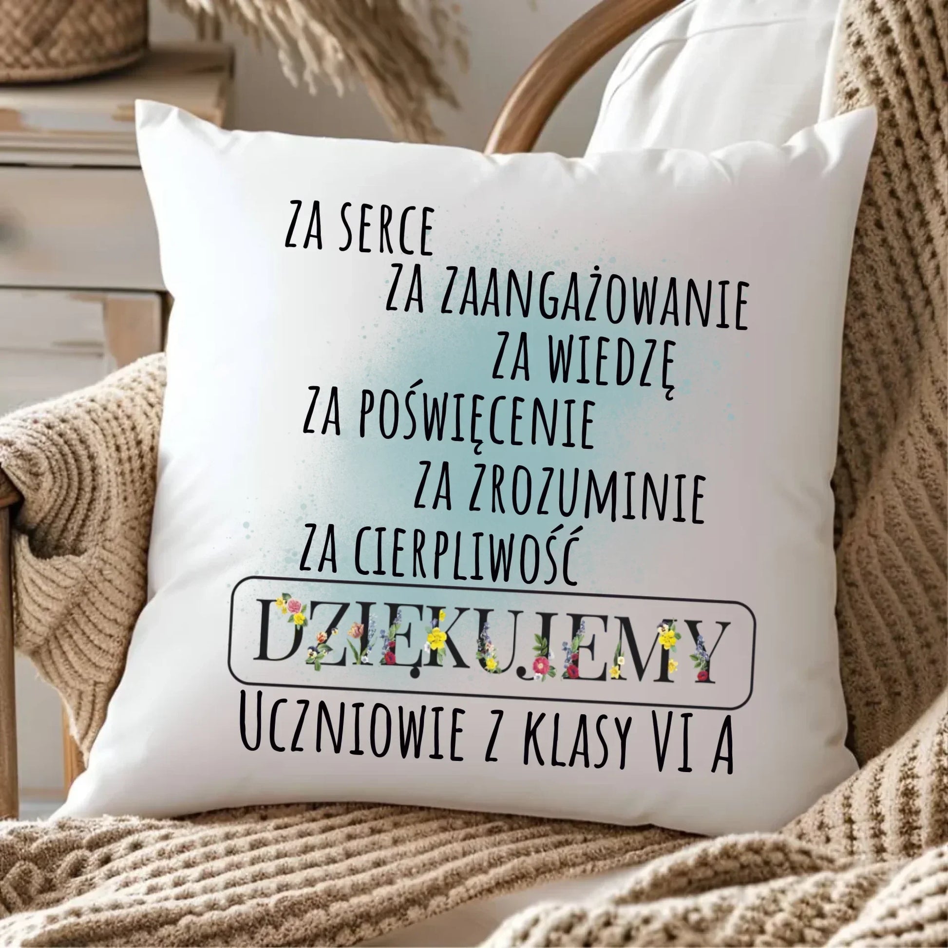 Podziękowanie dla nauczyciela od klasy na prezent | Poduszka dla nauczyciela N06 - StoryCups.pl