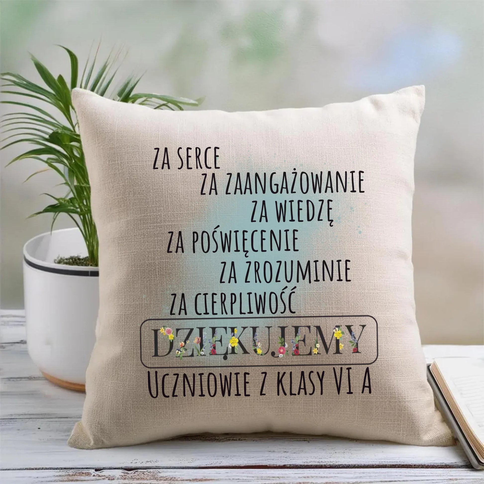 Podziękowanie dla nauczyciela od klasy na prezent | Poduszka dla nauczyciela N06 - StoryCups.pl