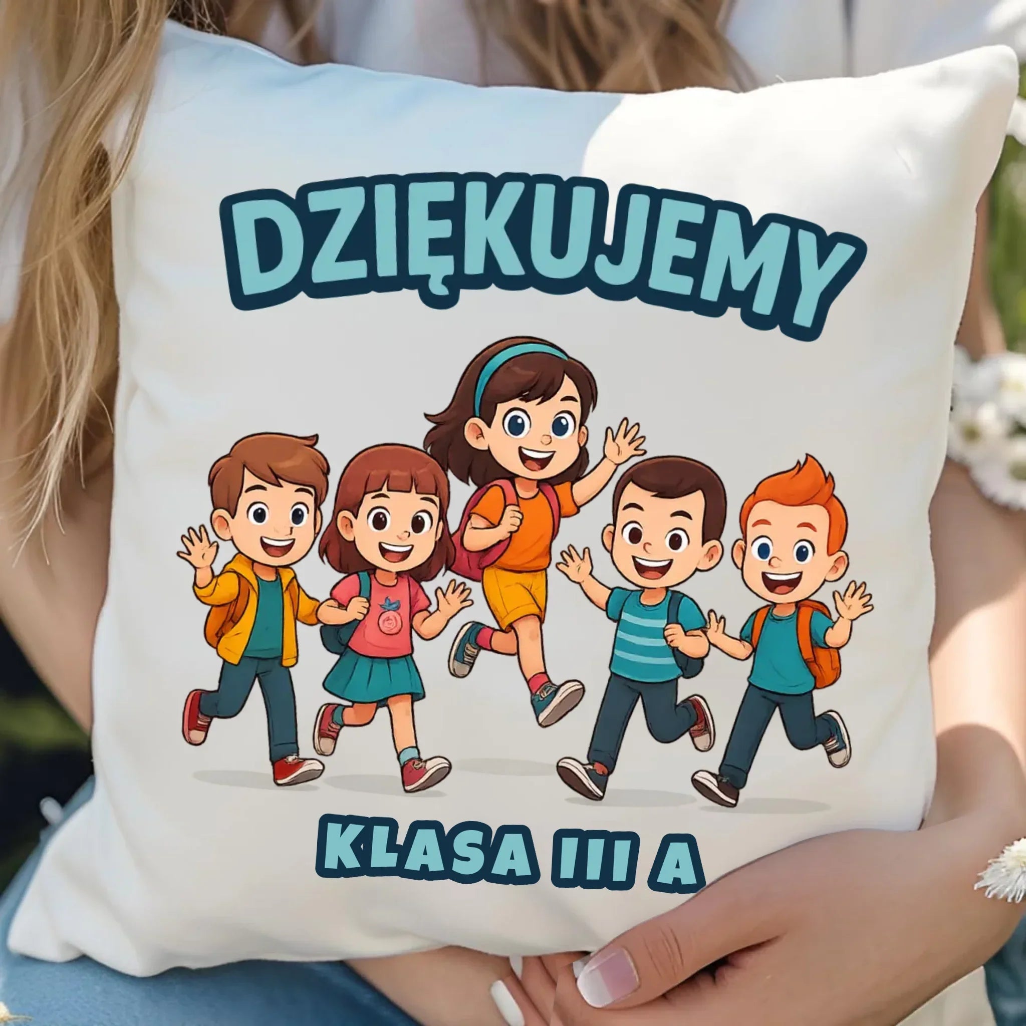 Podziękowanie od klasy dla nauczyciela | Poduszka prezent na Zakończenie Roku Szkolnego N11 - StoryCups.pl