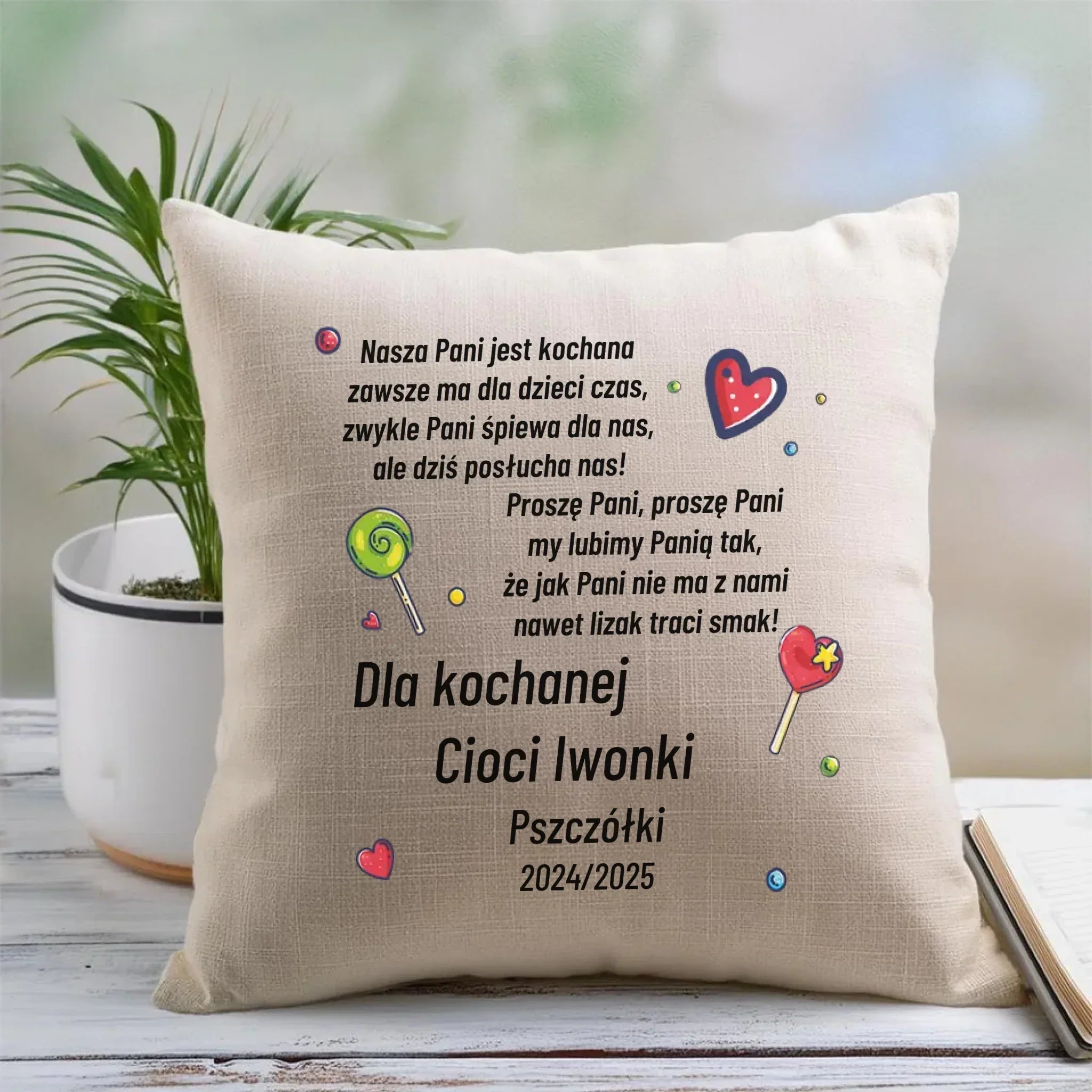 Poduszka z wierszykiem dla przedszkolanki na prezent Zakończenie Przedszkola N16 - StoryCups.pl