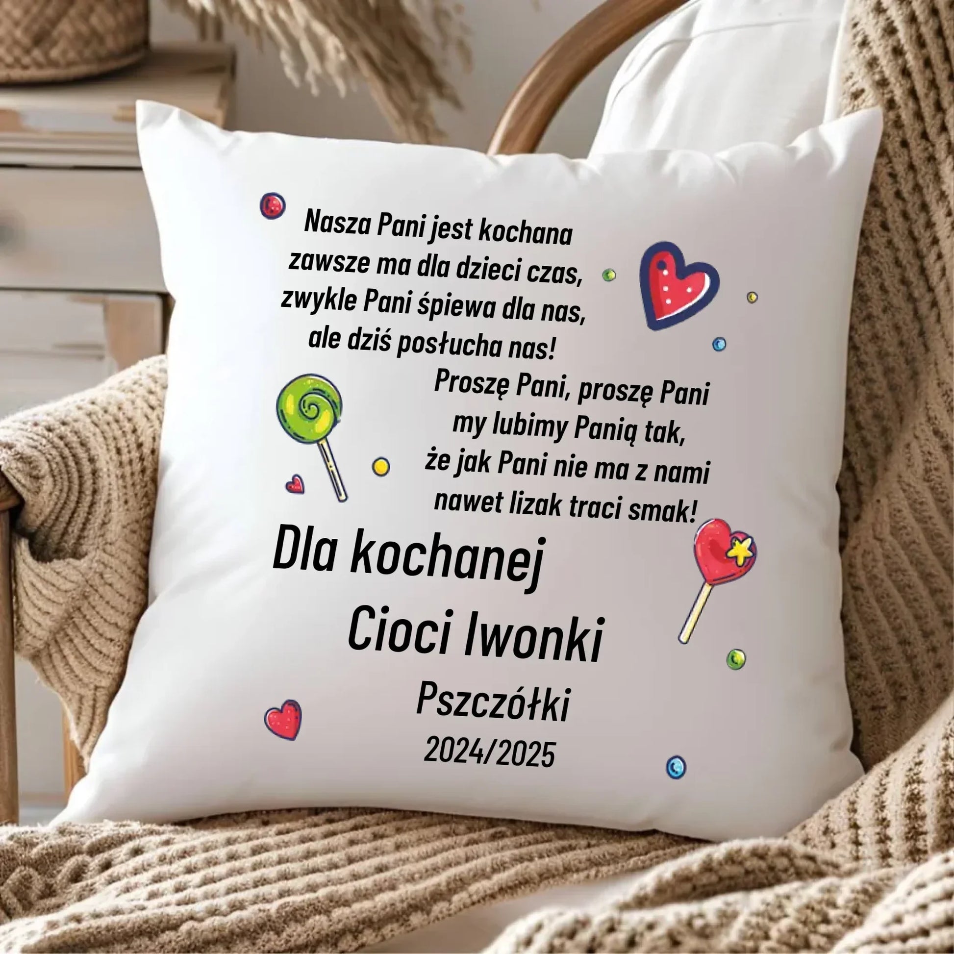 Poduszka z wierszykiem dla przedszkolanki na prezent Zakończenie Przedszkola N16 - StoryCups.pl