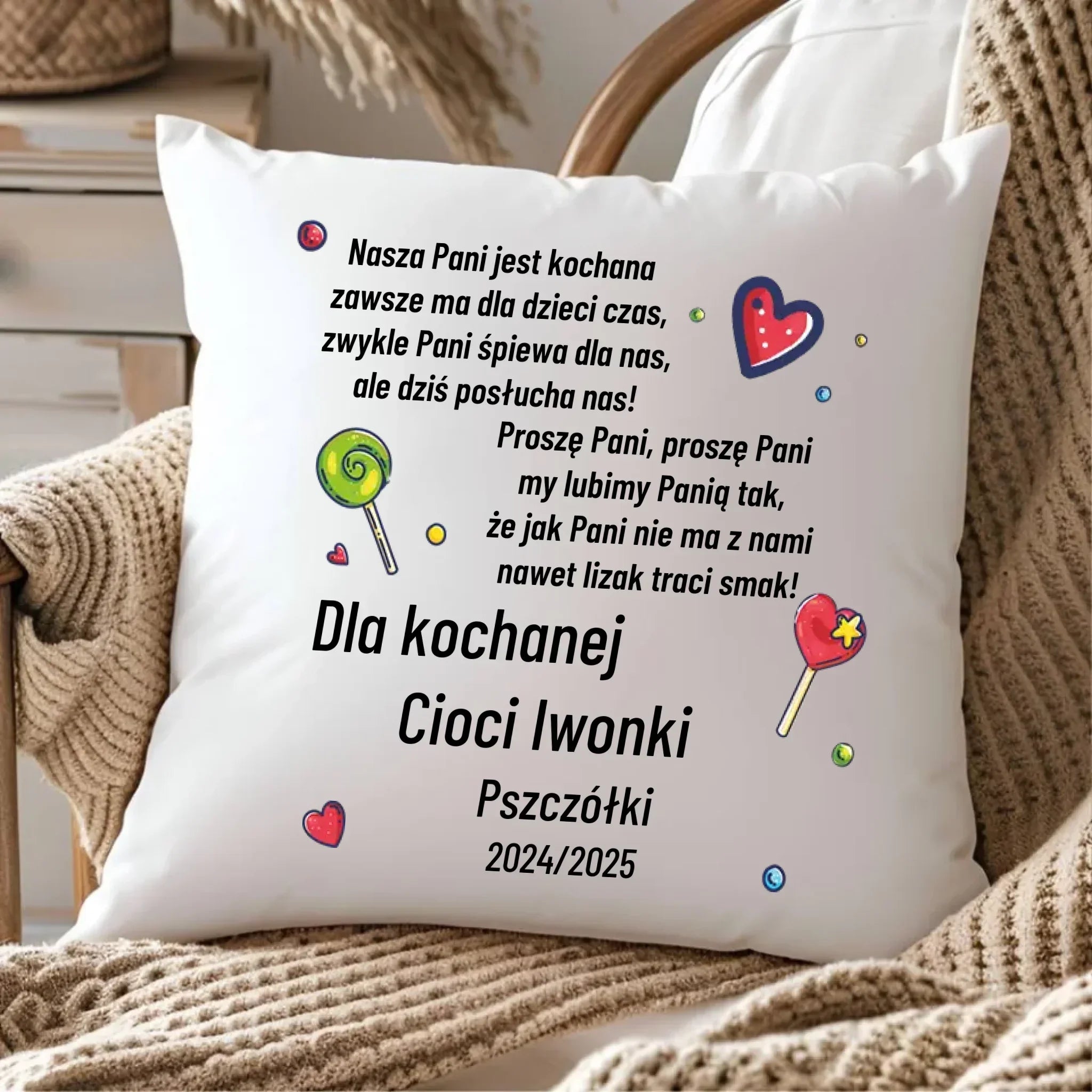 Poduszka z wierszykiem dla przedszkolanki na prezent Zakończenie Przedszkola N16 - StoryCups.pl