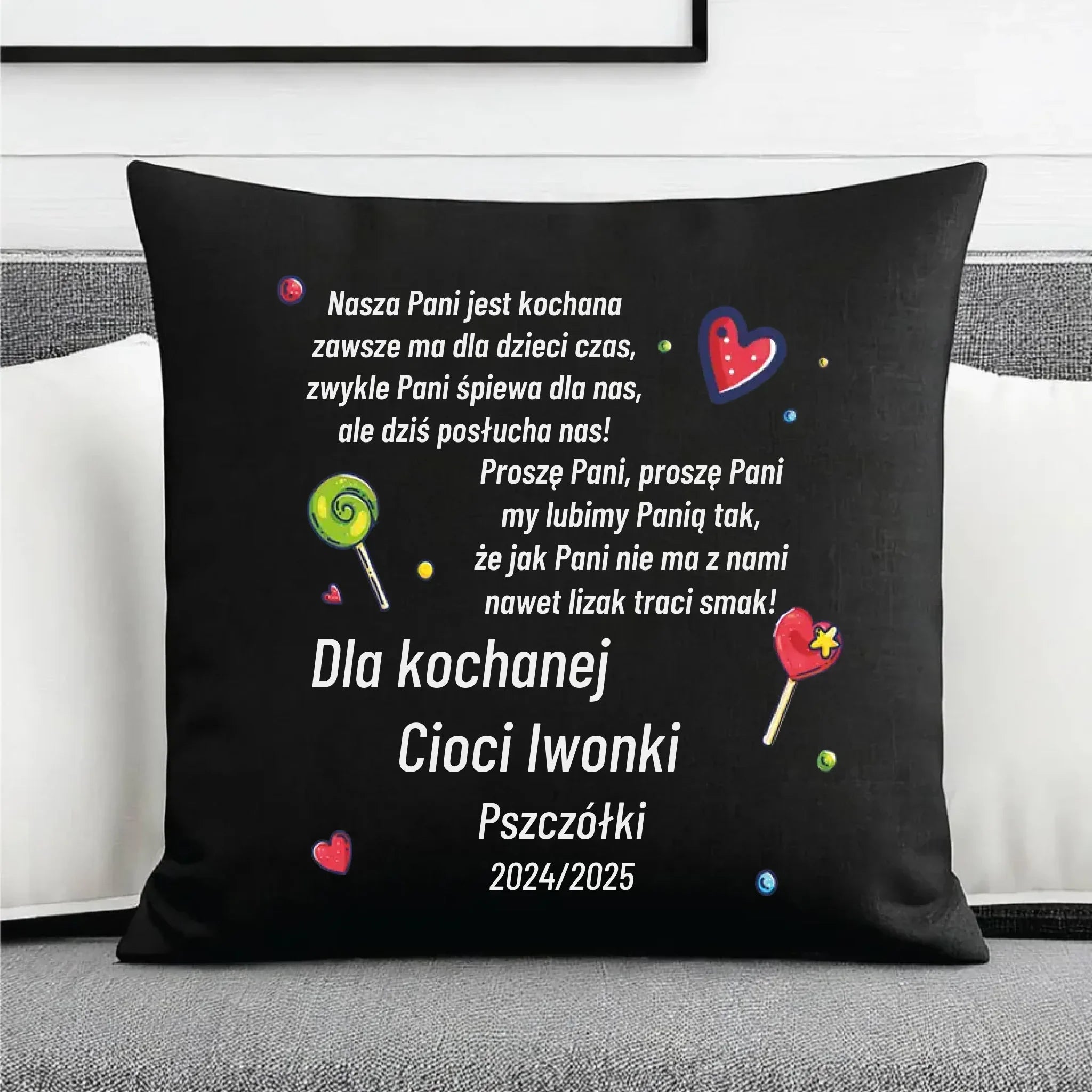 Poduszka dekoracyjna z wierszykiem dla przedszkolanki na prezent Zakończenie Przedszkola N16 - StoryCups.pl