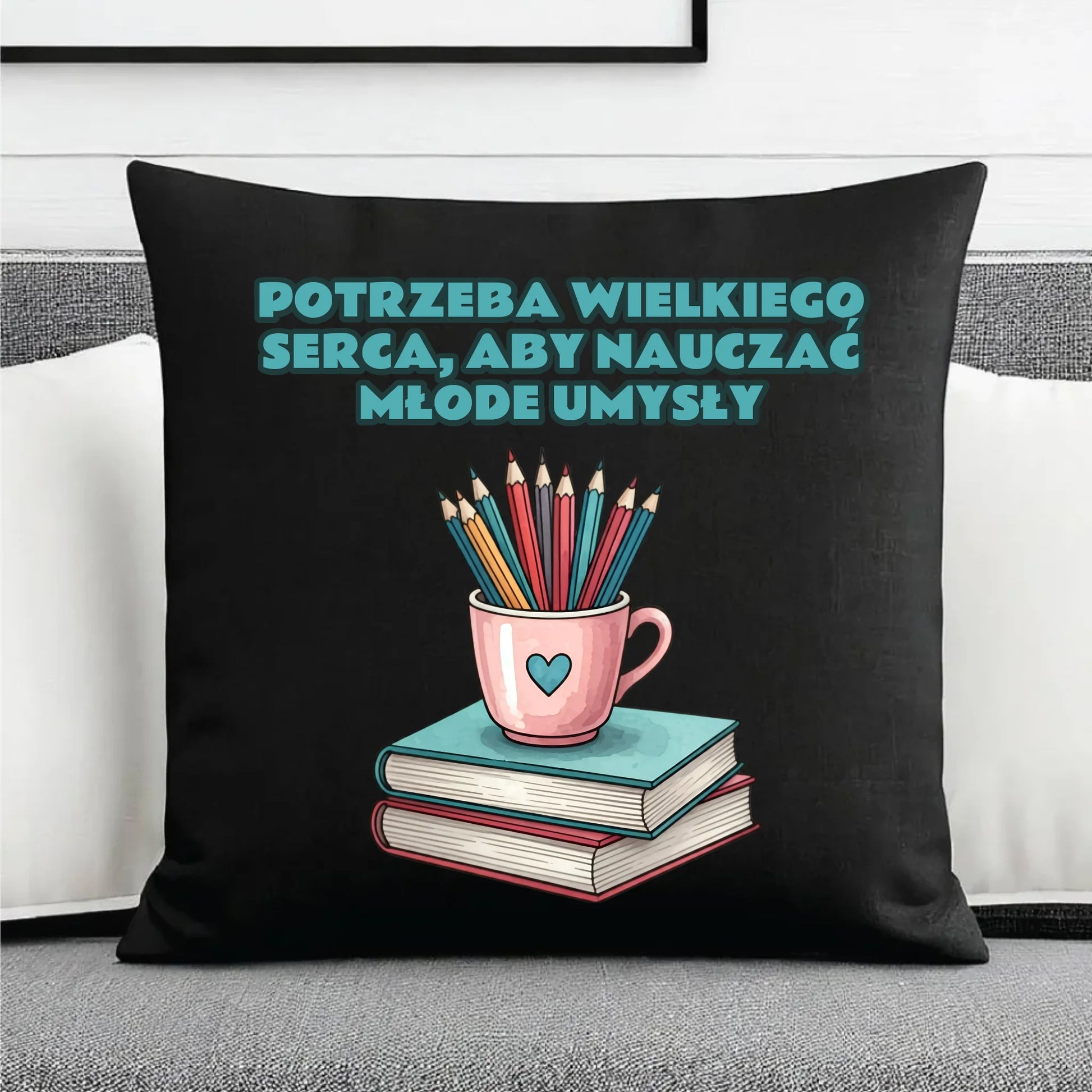 Prezent dla nauczyciela czarna poduszka dekoracyjna NAUCZYCIEL ZAKOŃCZENIE ROKU SZKOLNEGO