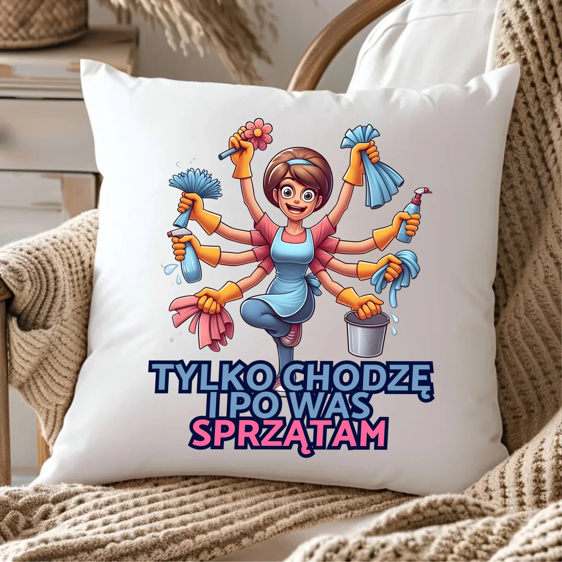 Tylko chodzę i po Was sprzątam | Poduszka prezent dla mamy DM42 - StoryCups.pl