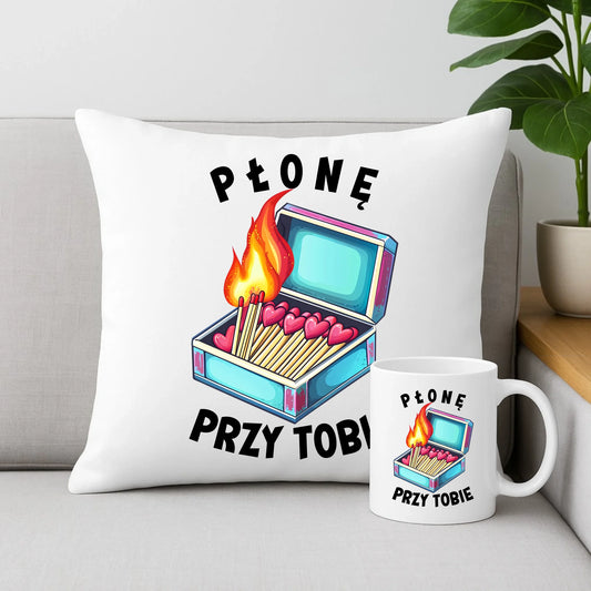 Płonę przy Tobie | Zestaw poduszka i kubek W39 - StoryCups.pl