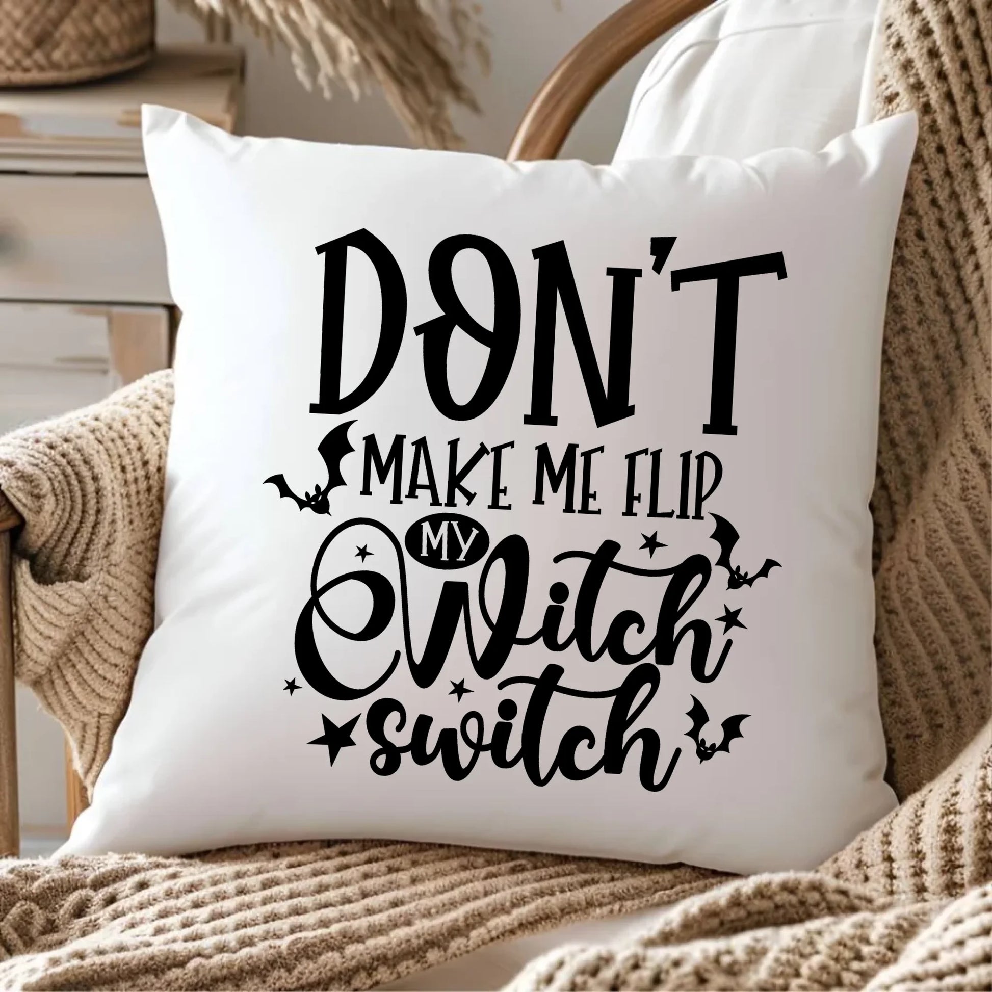 Poduszka na Halloween - Don't make me flip my witch switch - śmieszna HL11 - StoryCups.pl