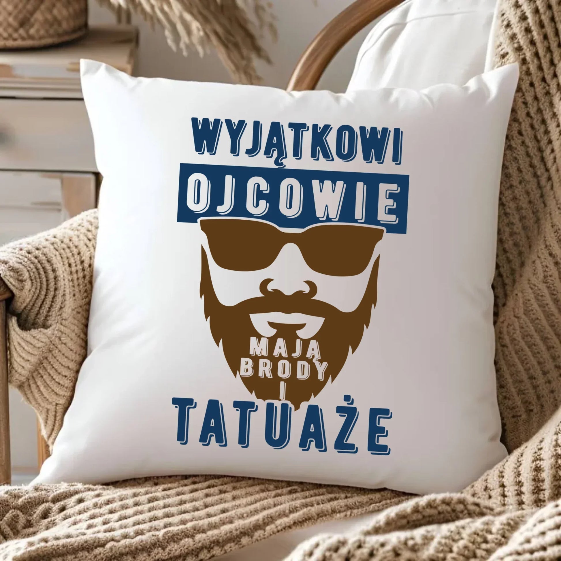 Wyjątkowi ojcowie mają brody i tatuaże | Poduszka dla taty DT73 - StoryCups.pl