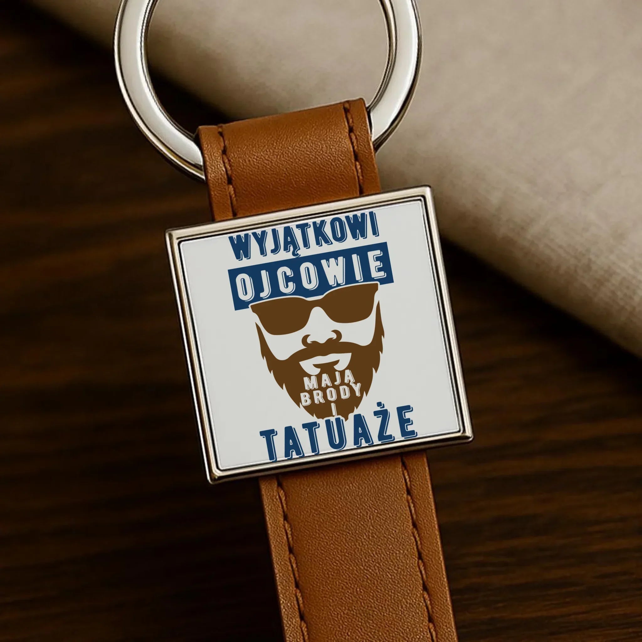 Wyjątkowi ojcowie mają brody i tatuaże | Brelok dla taty DT73 - StoryCups.pl