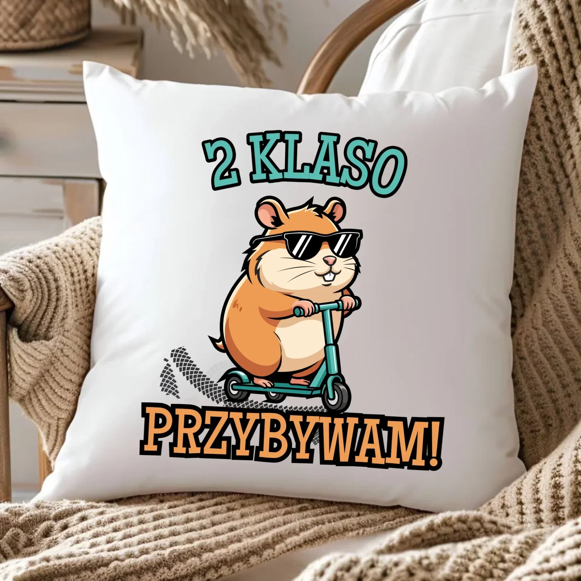Poduszka na powrót do szkoły Przybywam personalizuj klasę SZ07 - StoryCups.pl