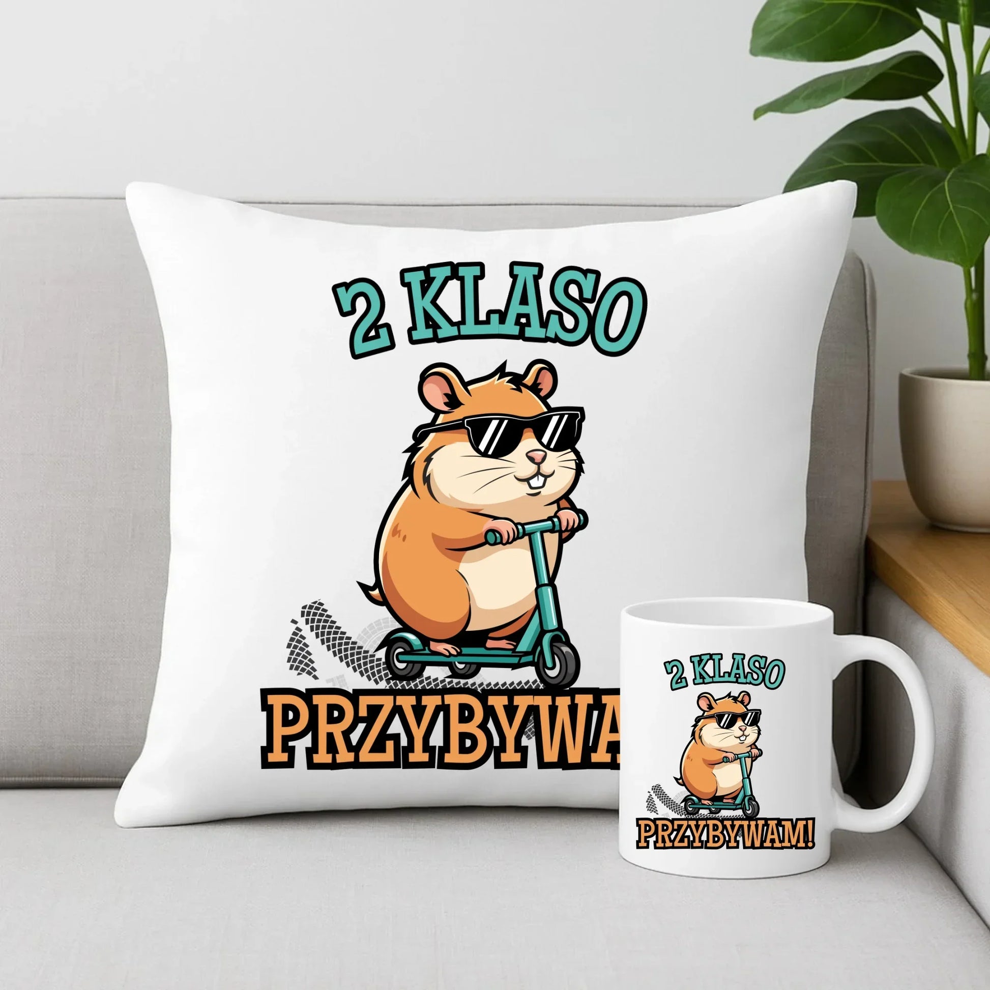 Zestaw poduszka i kubek na powrót do szkoły Przybywam personalizuj klasę SZ07 - StoryCups.pl
