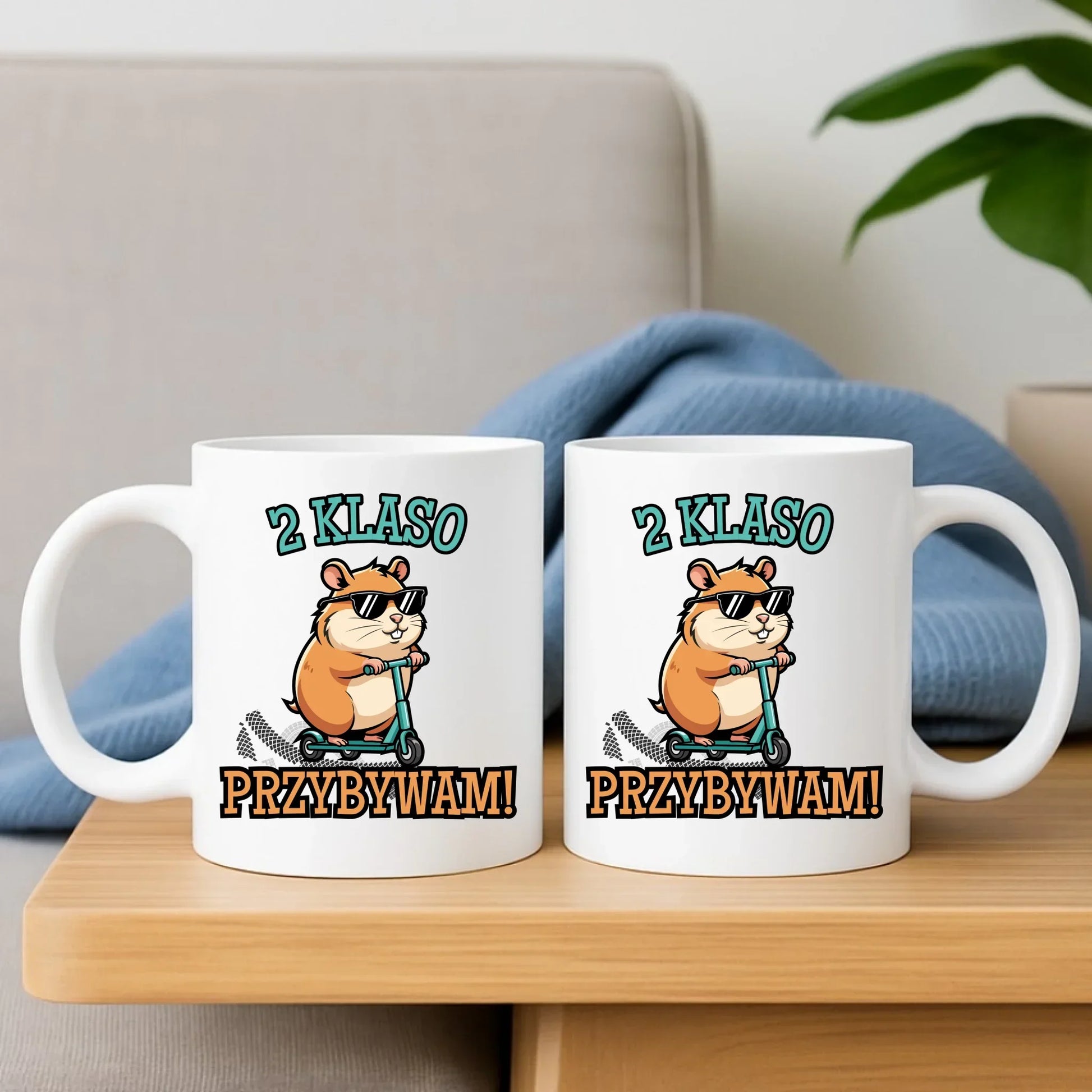 Zestaw poduszka i kubek na powrót do szkoły Przybywam personalizuj klasę SZ07 - StoryCups.pl