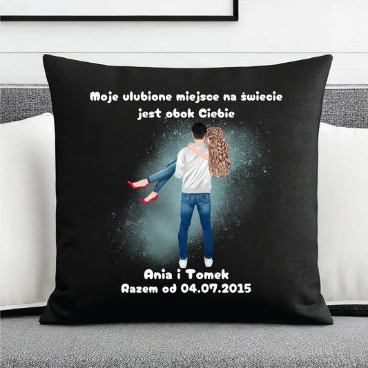 Moje ulubione miejsce jest obok Ciebie | Personalizowana poduszka dekoracyjna dla par W14 - StoryCups.pl