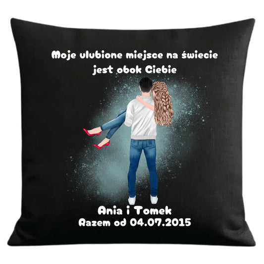 Moje ulubione miejsce jest obok Ciebie | Personalizowana poduszka dekoracyjna dla par W14 - StoryCups.pl