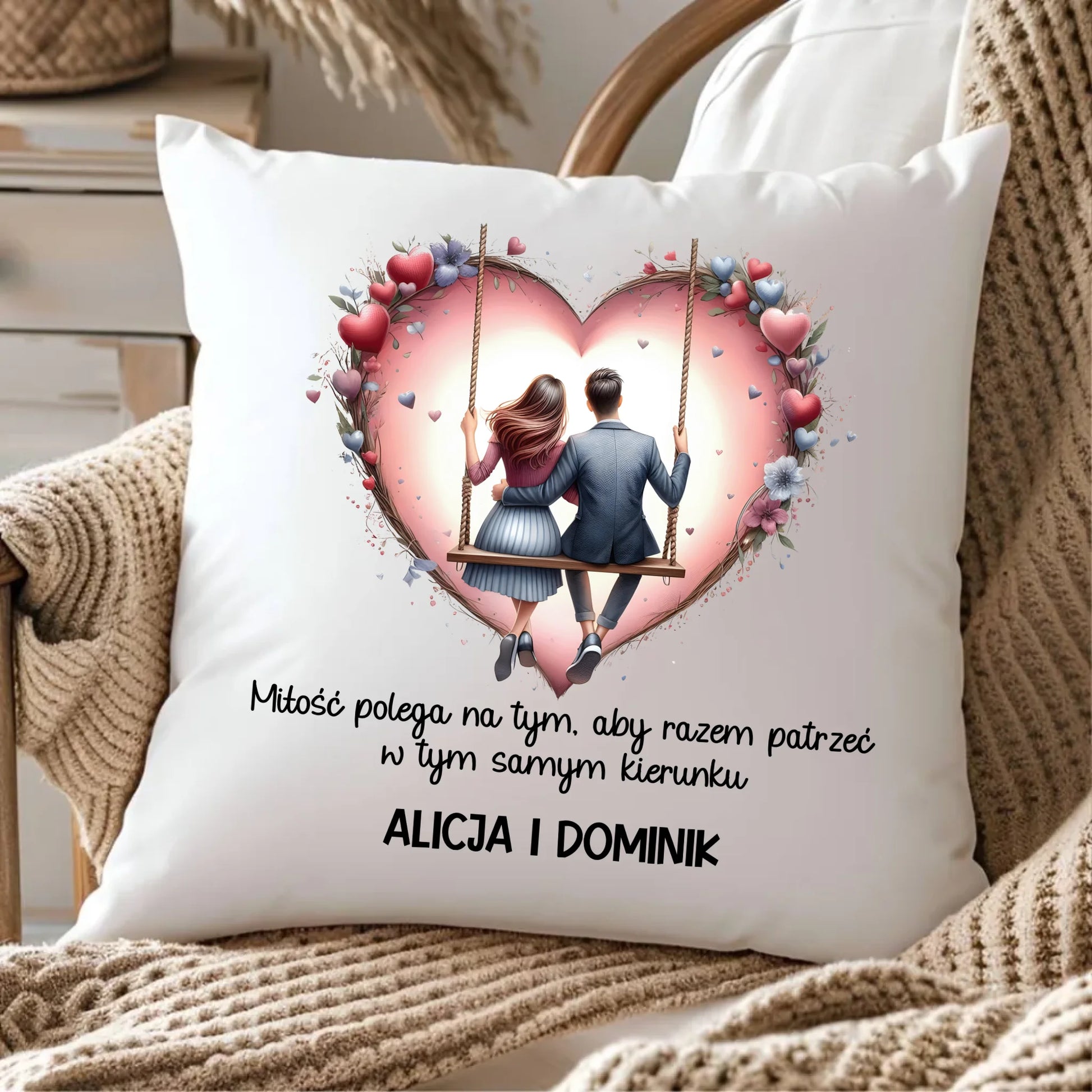 Poduszka dla par - prezent dla chłopaka i dziewczyny - Para na huśtawce - personalizowana W12 - StoryCups.pl