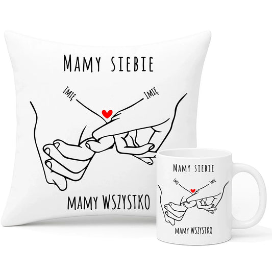 Mamy siebie mamy wszystko | Zestaw poduszka i kubek z imionami dla par W63 - StoryCups.pl