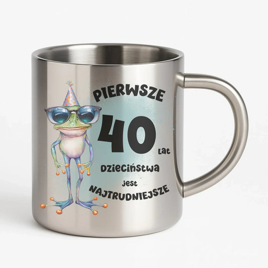 Pierwsze 40 lat dzieciństwa jest najtrudniejsze | Kubek metalowy na urodziny U20 - StoryCups.pl