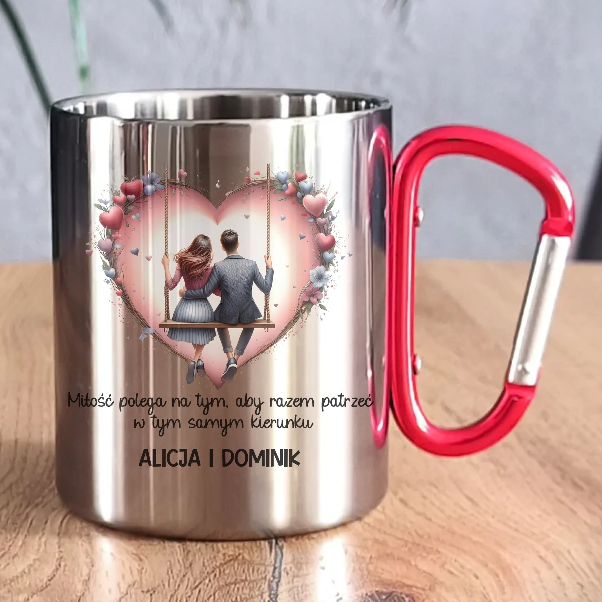 Kubek metalowy dla par - prezent dla chłopaka i dziewczyny - Para na huśtawce - personalizowany W12 - StoryCups.pl