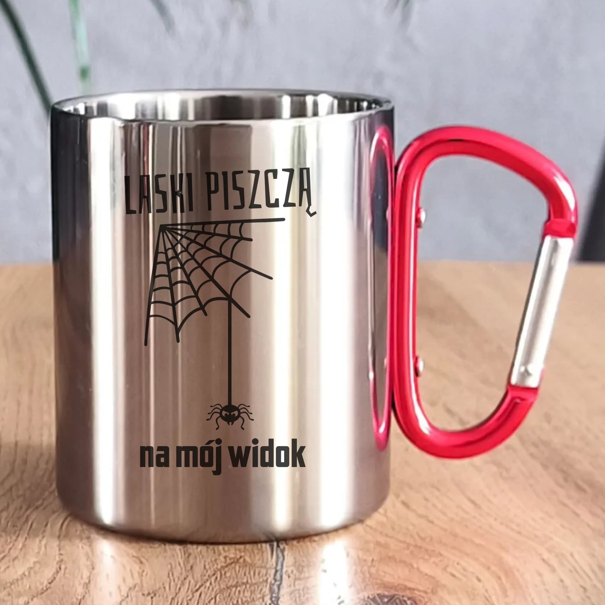 Kubek metalowy - prezent dla chłopaka - Laski piszczą na mój widok DCH13 - StoryCups.pl